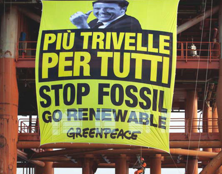 Greenpeace occupa una piattaforma nel mare di Sicilia