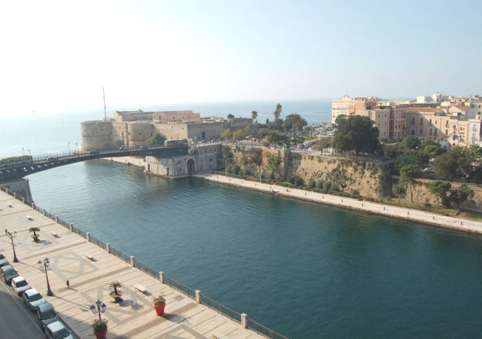 Taranto Canale Navigabile Castello Aragonese