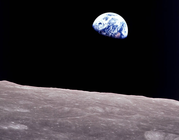 Earthrise scattata dalla missione spaziale Apollo 8