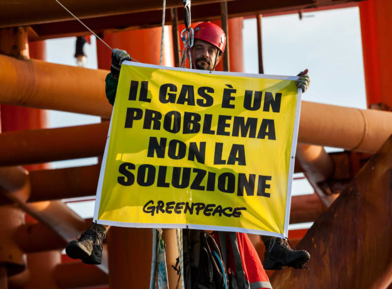 Greenpeace su una trivella: «Ci state bruciando il futuro»