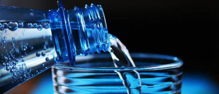 bottiglia bicchiere plastica acqua