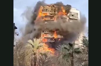 Valencia, violento incendio in edificio di 14 piani: persone intrappolate