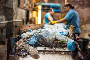 “Il riciclo della plastica è una truffa”, la denuncia del Center for Climate Integrity
