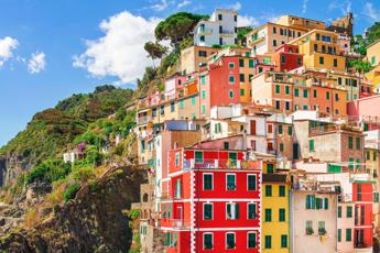 Cinque Terre, Riomaggiore promuove turismo sostenibile: vietati sexy shop, discoteche e kebab